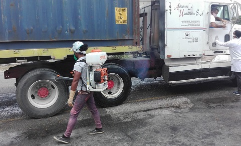 Punto de desinfección y controles sanitarios en Santiago de Cuba.