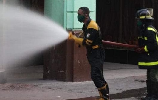 Desinfección de las calles santiagueras con el apoyo del cuerpo de bomberos.