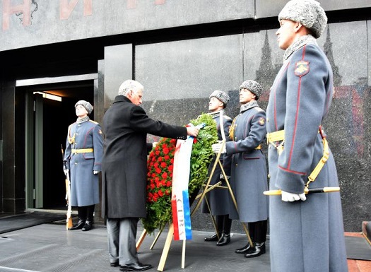 Presidente cubano Miguel Díaz Canel Justo a la entrada del mausoleo que guarda el féretro de Vladimir Ilich Lenín, con una hermosa ofrenda floral en nombre del pueblo de Cuba. Foto: Estudios Revolución 