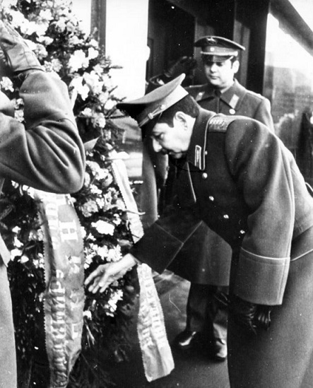 El General de Ejército Raúl Castro Ruz, entonces Ministro de las FAR, dedica una ofrenda floral a Lenin, el 22 de febrero de 1979. Foto: Archivo de Granma