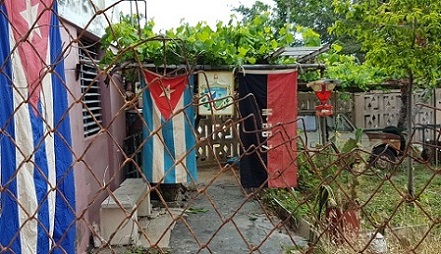 La bandera nacional y la del 26 de julio. Foto: Santiago Romero Chang.