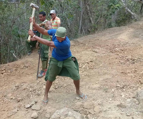 En el municipio Guamá el ejércitro juvenil del trabajo ayuda ala recuperación hidráulica