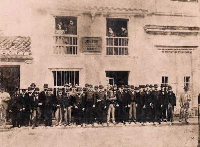 Homenaje a José Martí en su casa familiar en la calle Paula en La Habana en 1899.