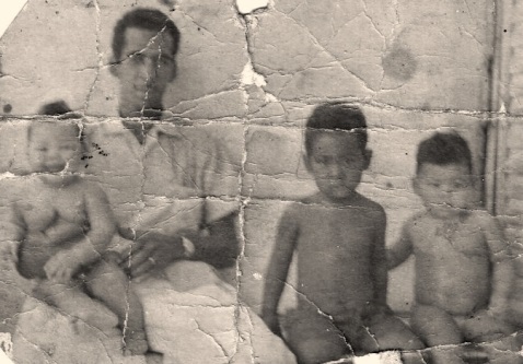 Tao y su familia en Veguita de Galo, Santiago de Cuba.