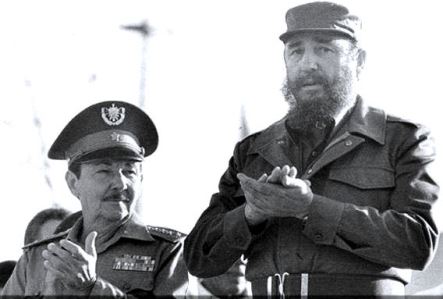 Raúl y Fidel en un acto por el 18 aniversario del desembarco del Granma en 1982.