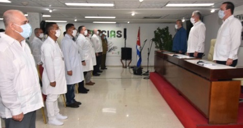 El jefe de la brigada médica entregó al presidente cubno el reconocimiento que al concluir la misión les fuera conferido por las autoridades italianas. Foto: Estudios Revolución