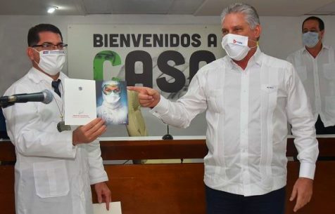 El jefe de la brigada médica entregó al presidente cubno el reconocimiento que al concluir la misión les fuera conferido por las autoridades italianas. Foto: Estudios Revolución