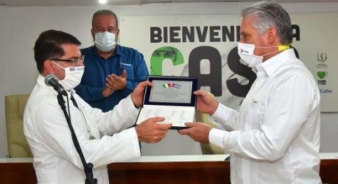 El jefe de la brigada médica entregó al presidente cubno el reconocimiento que al concluir la misión les fuera conferido por las autoridades italianas. Foto: Estudios Revolución