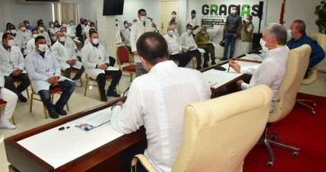 El jefe de la brigada médica entregó al presidente cubno el reconocimiento que al concluir la misión les fuera conferido por las autoridades italianas. Foto: Estudios Revolución