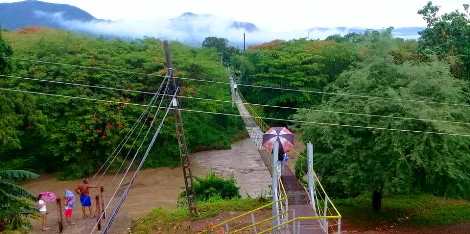 Crecida del río en Mayarí Arriba por fuertes lluvias.