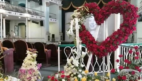 Envían Raúl y Díaz Canel ofrenda floral en tributo póstumo a Rosita Fornés.