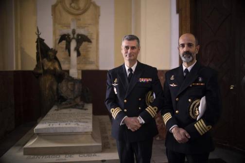 En foto: Manuel Cervera de fragata de la Armada, y Jaime Cervera Valverde, comandante Naval de Cádiz, tumba almirante Cervera.