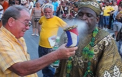 Festival del Caribe en Santiago de Cuba reconoce a Lázaro Expósito, primer secretario del PCC en la provincia.