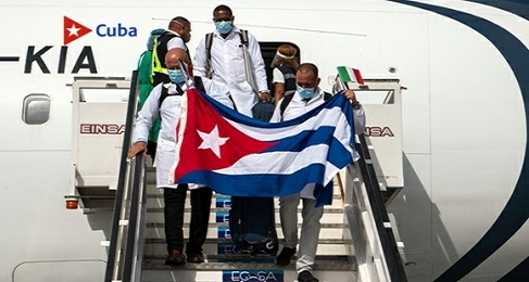 Llegada de los colaboradores cubanos de la salud procedentes de Turín, Italia.