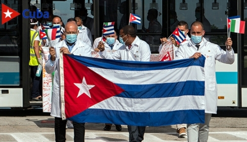 Llegada de los colaboradores cubanos de la salud procedentes de Turín, Italia. 