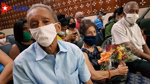 Tres periodistas agasajados en la CMKC: el profesor Guash, Sonia Franco y Rafael Carela Ramos. Foto: Santiago Romero Chang.