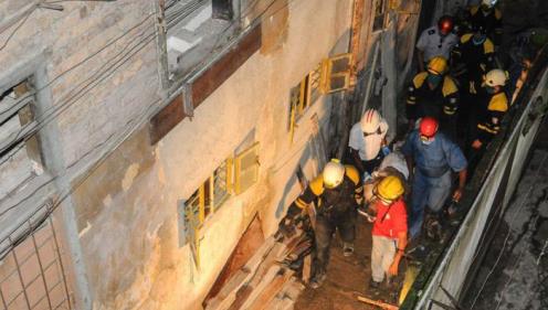 En fotos, tres horas de rescate bajo los escombros de un derrumbe en el Cerro