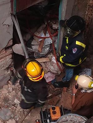 En fotos, tres horas de rescate bajo los escombros de un derrumbe en el Cerro