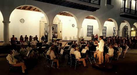 Banda municipal de conciertos de Santiago de Cuba en los 505 de la ciudad