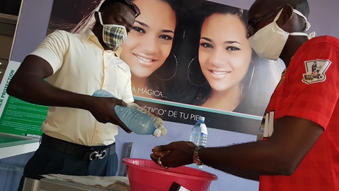 Seguridad sanitaria en la reapertura de la tienda Plaza de Marte TRD Caribe. Foto: Santiago Romero Chang.