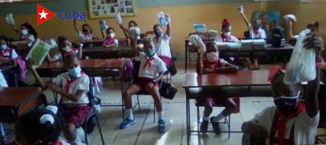 Los alumnos portan sus propios set de higienización con nasobucos para el recambio, soluciones cloradas jabón, servilletas, entre otros útiles de rigor contra el virus SARS- CoV-2. (Foto: Rosa Álvarez)