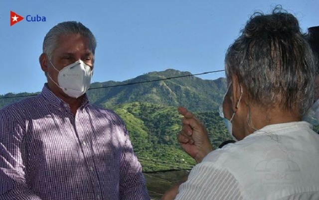 Presidente cubano Díaz Canel en histórico encuentro con Aida, la santiaguera que sorprende en la producción de alimentos en la finca La Fortaleza, en Santiago de Cuba.