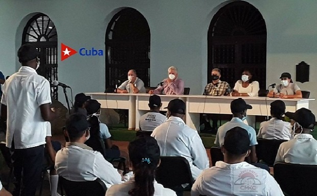 Intercambio del presidente cubano Miguel Díaz Canel B. con estudiantes de medicina en Santiago de Cuba.