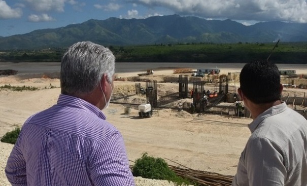 Díaz Canel compartió con el colectivo de constructores de la fábrica de cemento