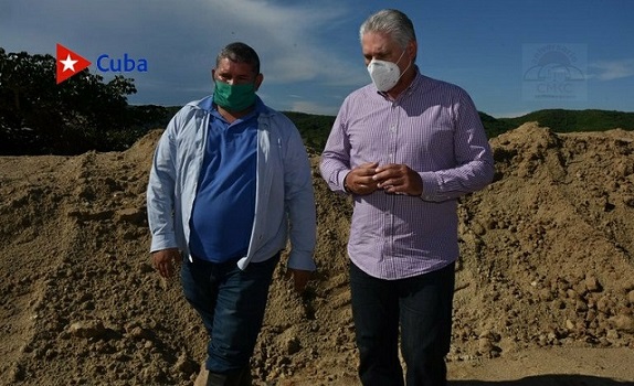 Díaz-Canel departió en las primeras horas con la familia de la finca La Fortaleza.