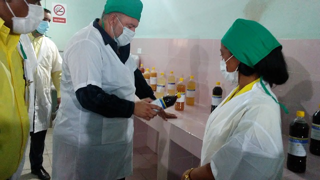 Primer Ministro Marrero en visita Laboratorio Biomolecular y constata producciones de LabioFam Santiago.